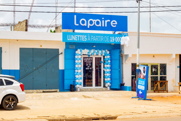 Devanture de l'agence Lapaire Catchi Porto-Novo Benin avec façade vitrée et belle enseigne