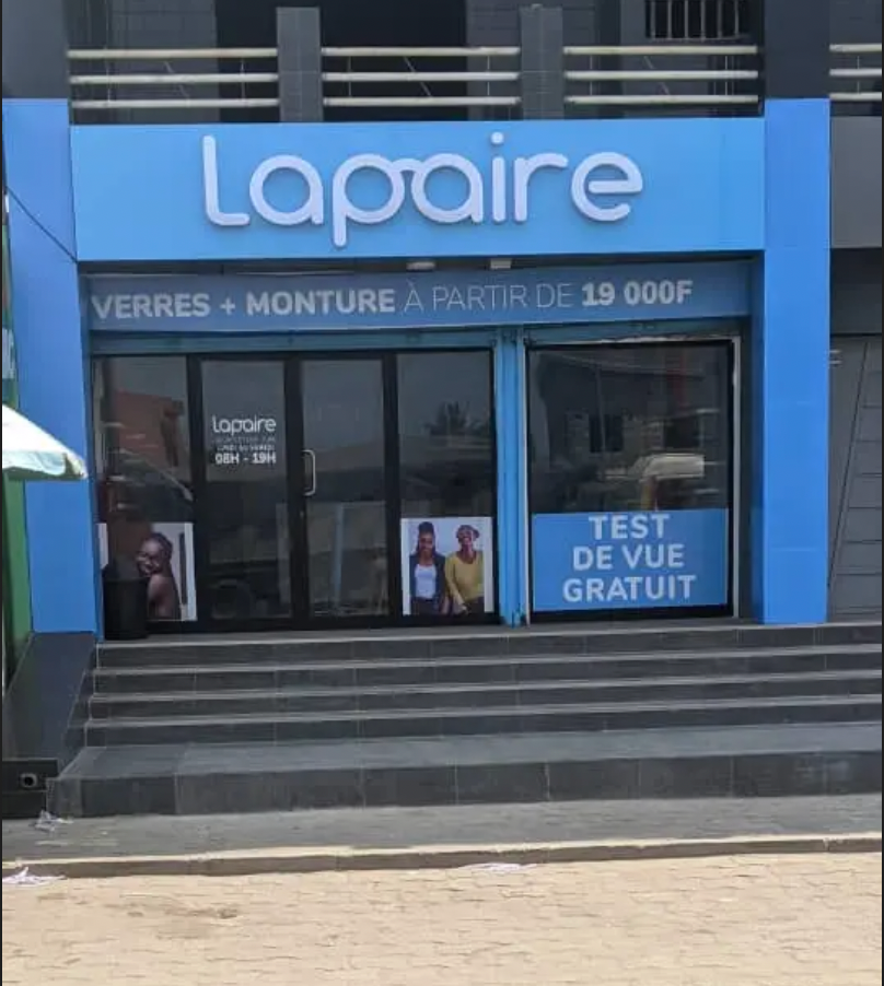 Agence Lapaire DjifaKpota avec grandes baies vitrées et un grand logo
