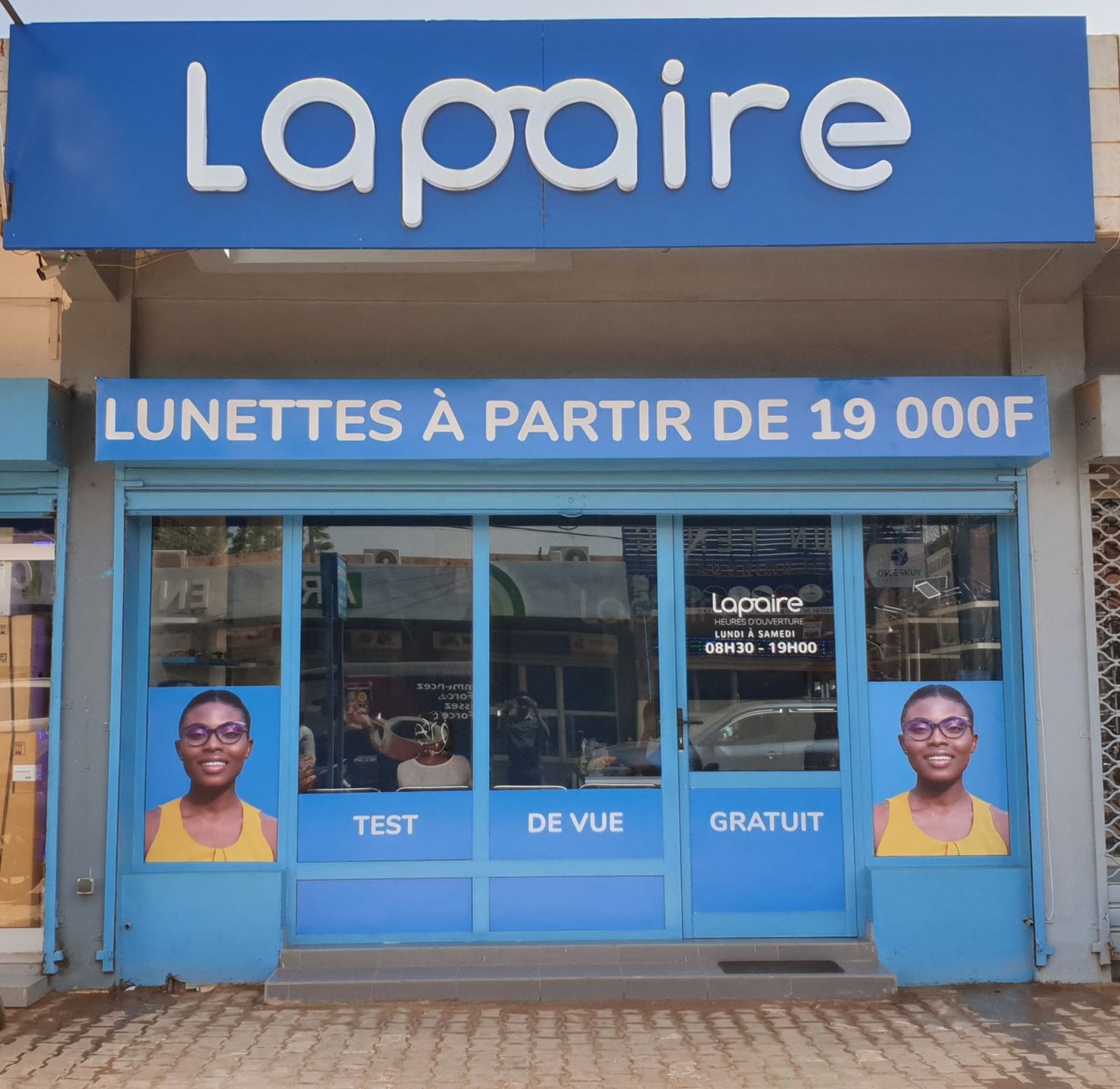 Agence Lapaire Koulouba Burkina Faso avec de grandes baies vitrées
