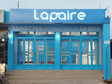Lunetterie Lapaire Parakou avec vitrine contemporaine et signalétique professionnelle