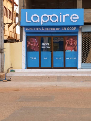 Devanture de l'agence Lapaire Saaba avec façade vitrée et enseigne lumineuse