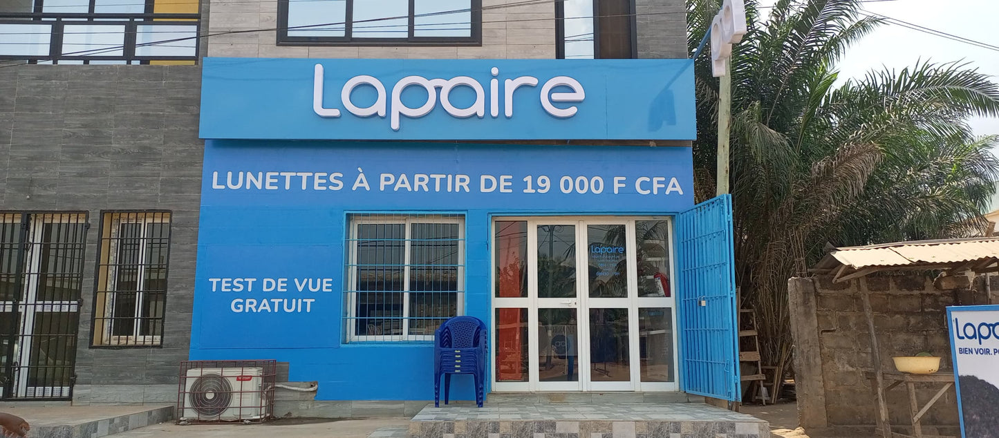 Centre de vision Lapaire Sagbado avec façade élégante et affichage commercial attractif