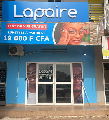Agence Lapaire Sebenikoro Mali avec une grande enseigne bleue