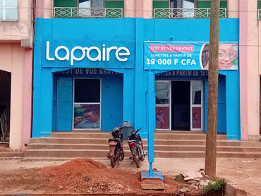 Centre de vision Lapaire Sikasso avec façade bleue et joli affichage commercial 